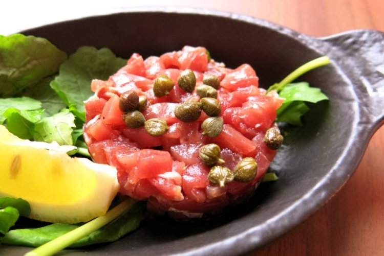 Тартар из тунца с каперсами