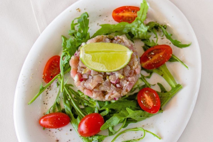 Тартар из тунца с огурцом и болгарским перцем