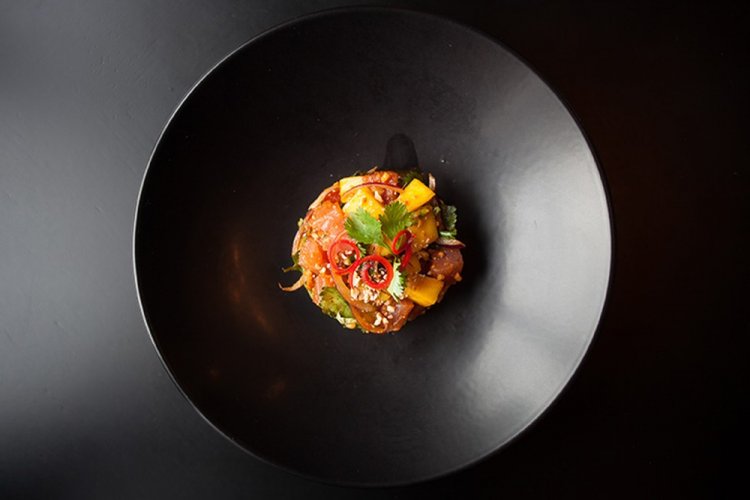 Тартар из тунца с манго и помидорами черри