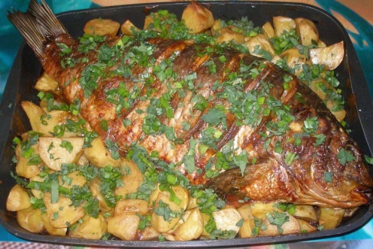 Карп с картошкой в духовке