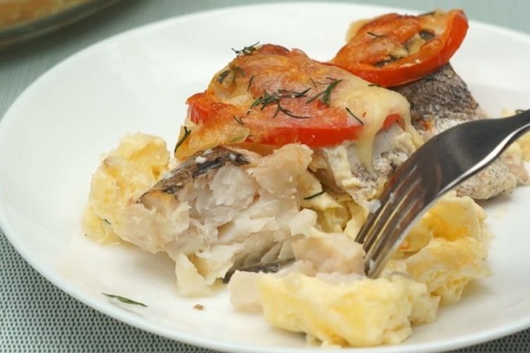 Хек с картошкой в духовке