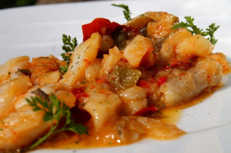 Рыба с картошкой в томатном соусе