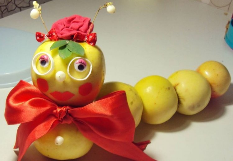 Гусеница из яблок