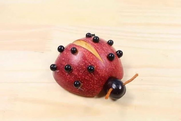 Божья коровка из яблок