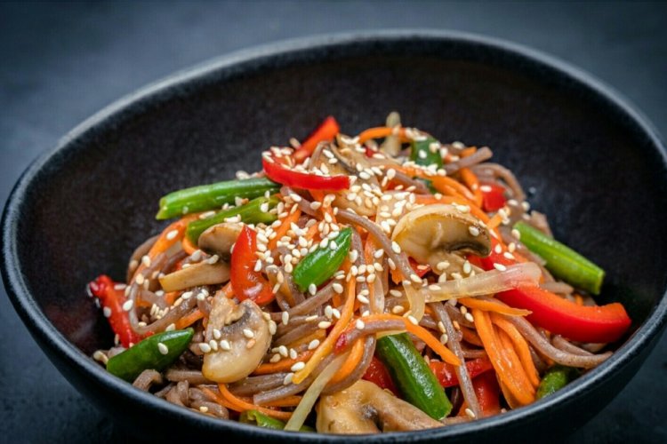Теплый салат с лапшой соба и овощами