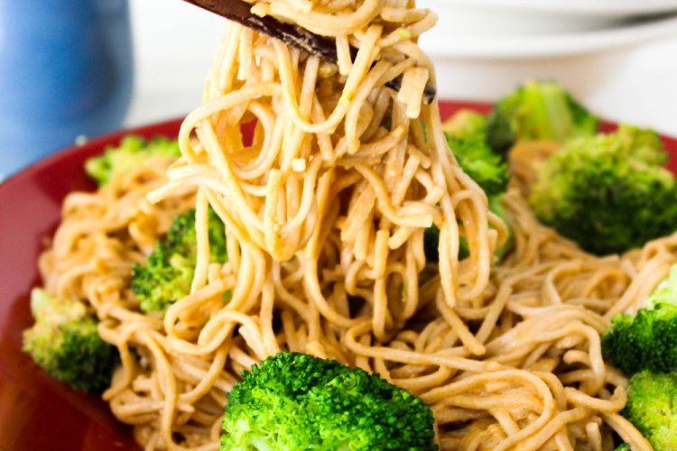 Соба с брокколи и беконом