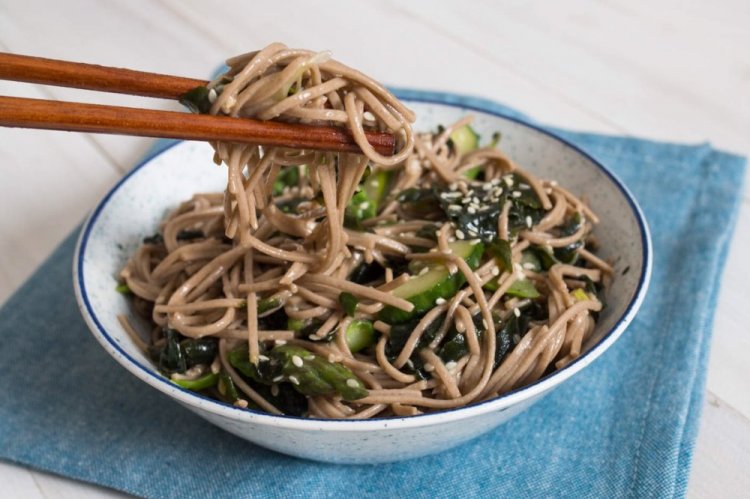 Салат с лапшой соба и огурцами
