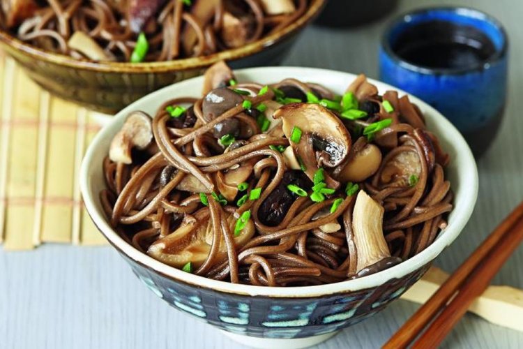 Соба с грибами, чили и имбирем