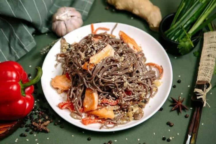 Соба с лососем в сырном соусе