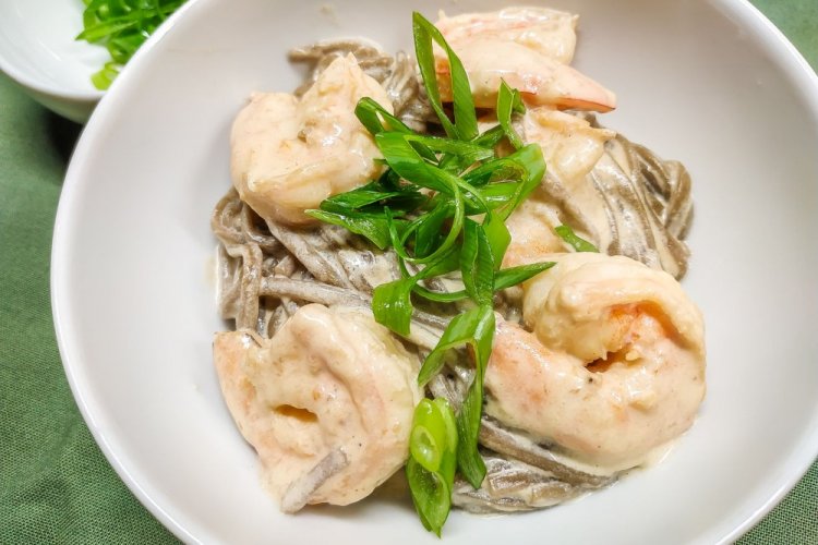 Соба с креветками в сливочном соусе