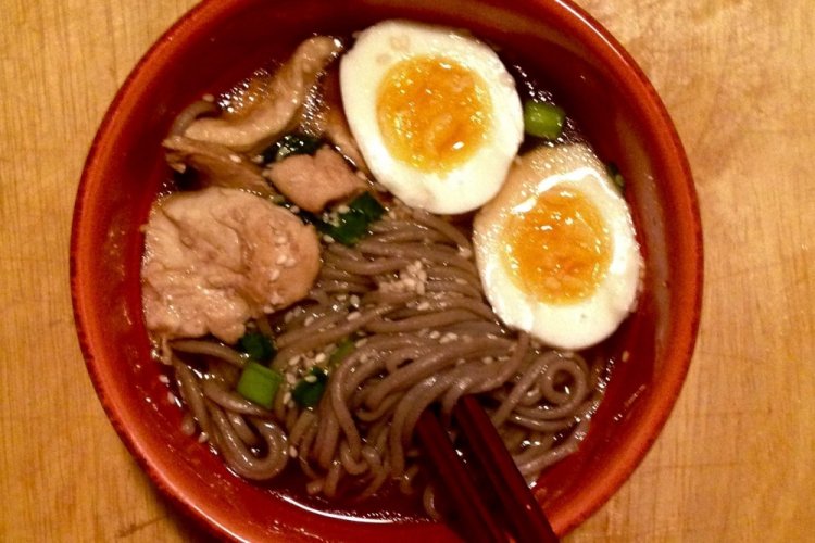 Суп с курицей и лапшой соба