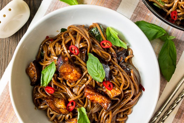 Соба с баклажанами в кисло-сладком соусе