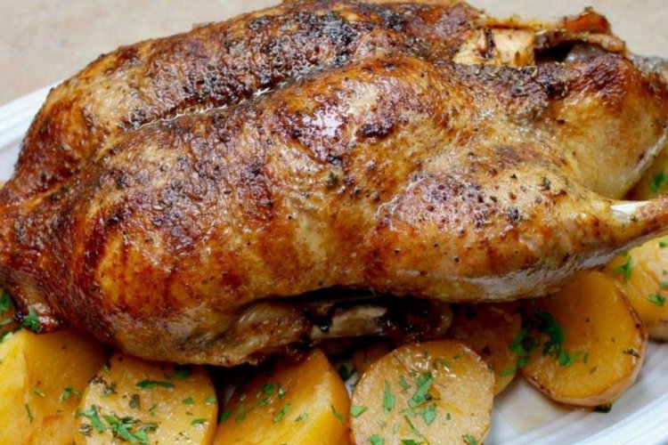 Гусь с картошкой в духовке