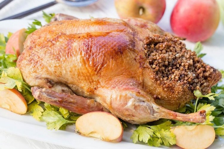 Гусь с гречкой в духовке