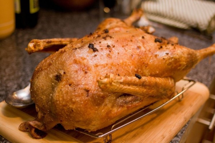 Гусь с айвой и курагой в духовке