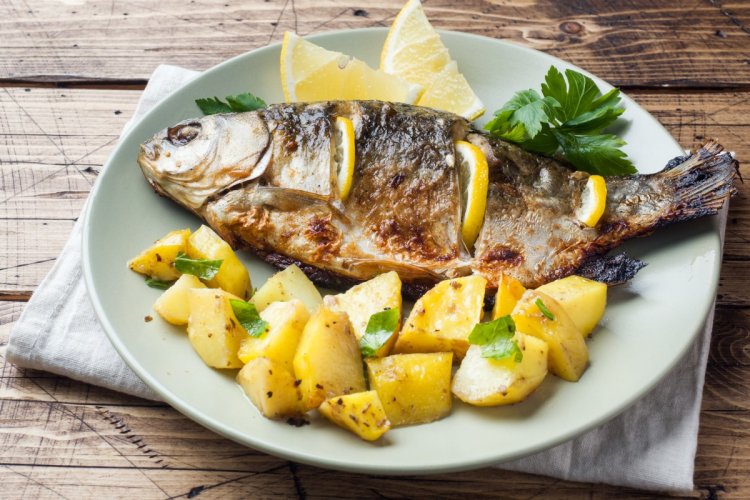 15 рецептов карпа в духовке, который понравится всей семье