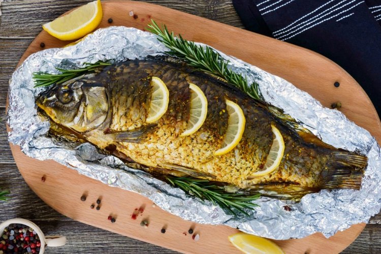 Запеченный карп в фольге