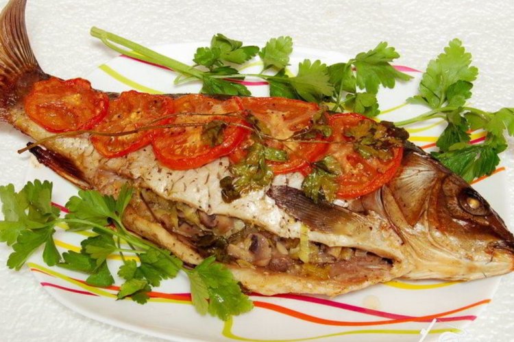 Карп с шампиньонами в духовке