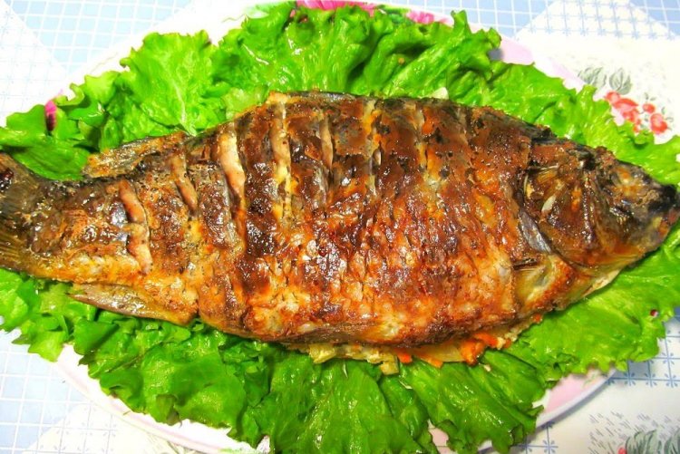 Запеченный карп в овощном маринаде