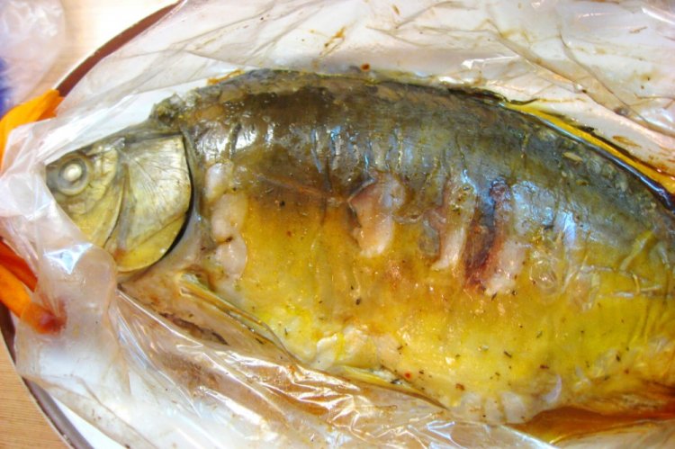 Карп, запеченный в рукаве