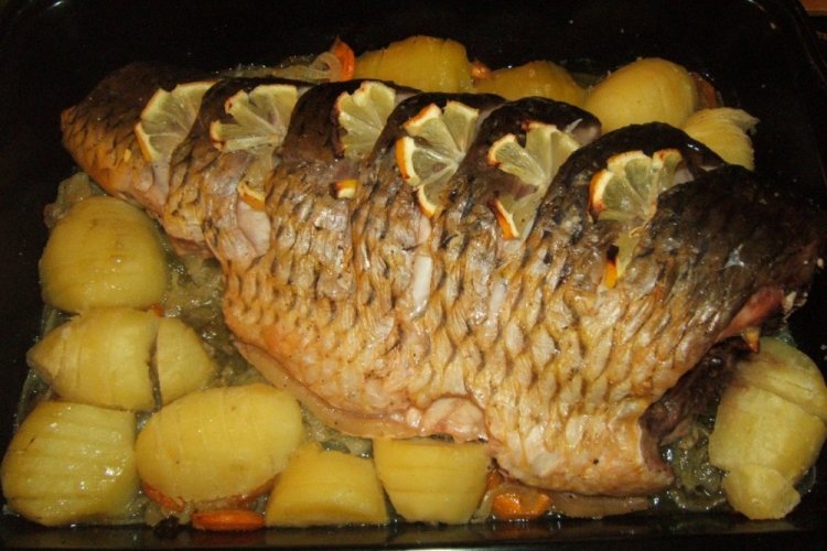 Карп с картофелем в духовке