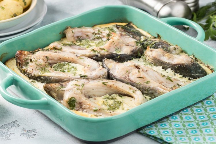 Карп, запеченный в сметане