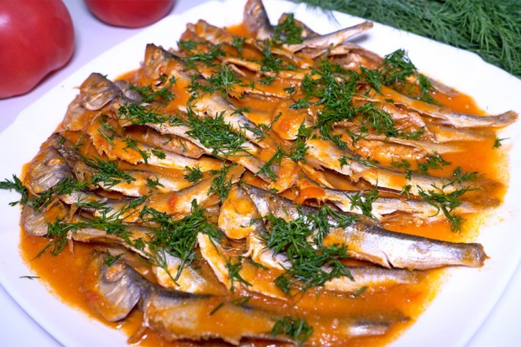 Запеченная мойва в томатном соусе