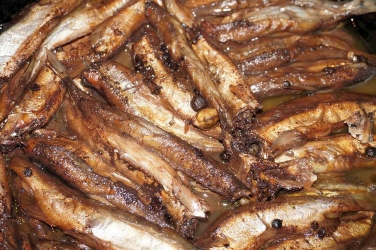Мойва, запеченная в чае