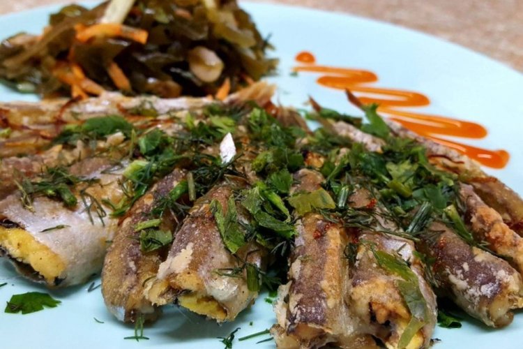 Мойва с луком и зеленью в духовке