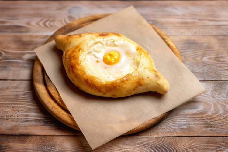 Хачапури с сыром на сливочном масле