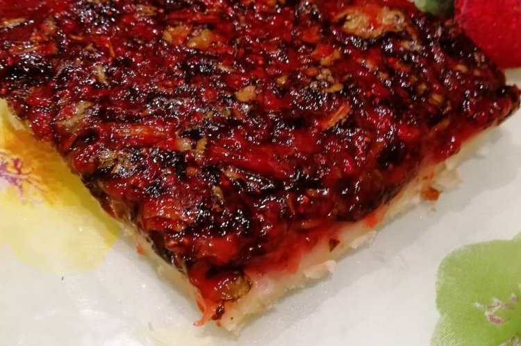 Пирог с клубникой и щавелем