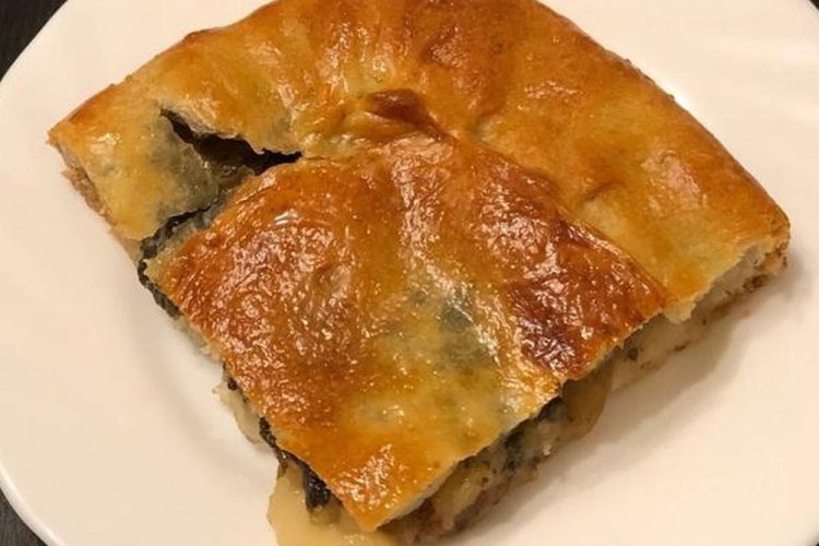 Пирог с яблоками и щавелем