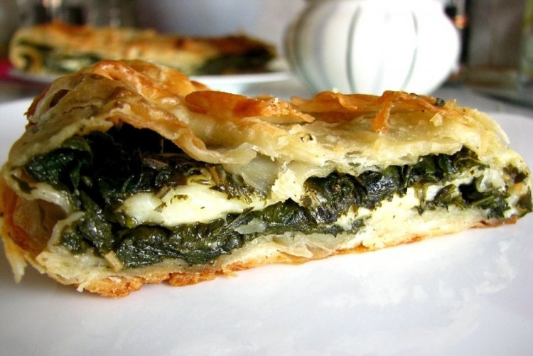 Пирог со щавелем из слоеного теста