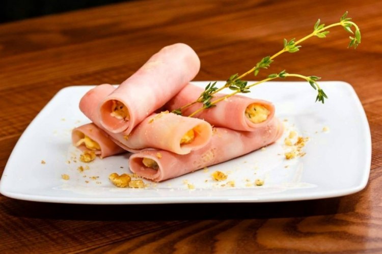 Рулетики из ветчины с ореховой начинкой