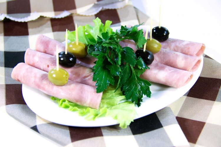 Рулетики из ветчины с гуакамоле