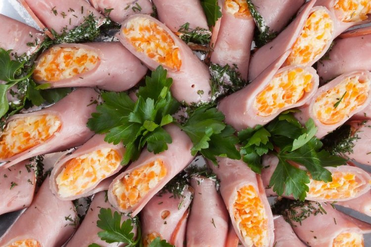 Рулетики из ветчины с корейской морковью