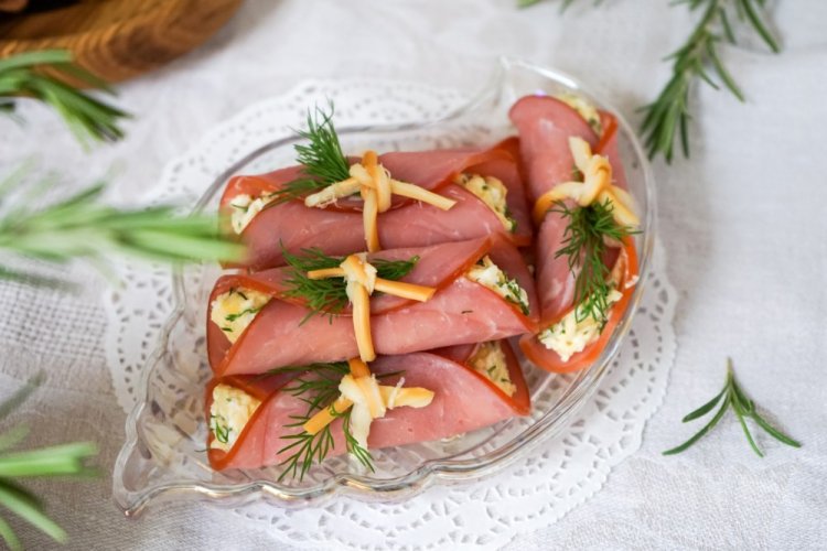 Рулетики из ветчины с крабовыми палочками