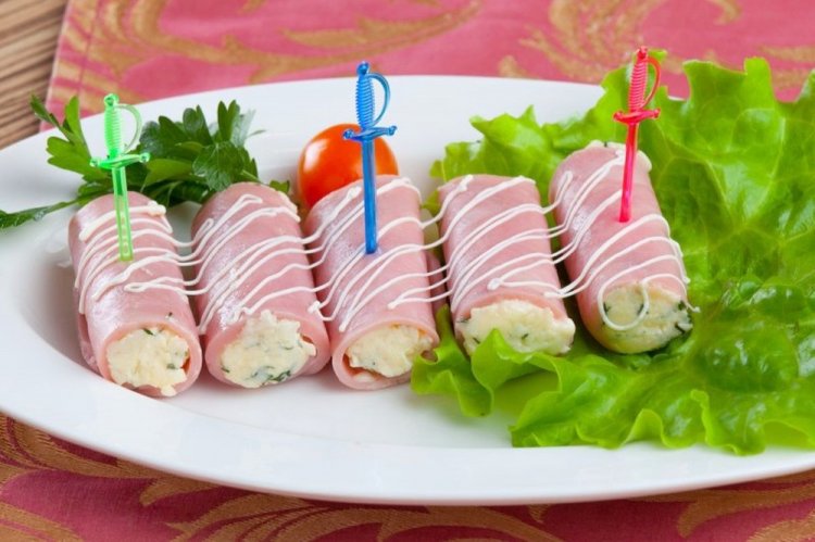 Рулетики из ветчины с двумя видами сыра