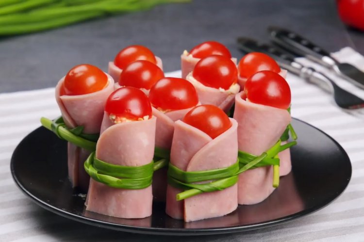 Рулетики из ветчины с помидорами черри