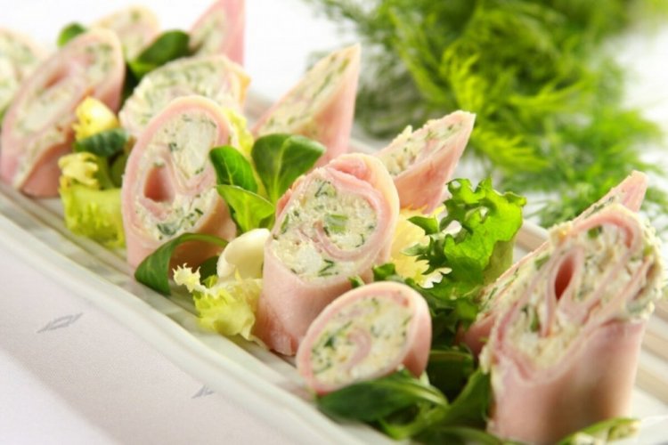 Рулетики из ветчины со сливочным сыром и огурцами