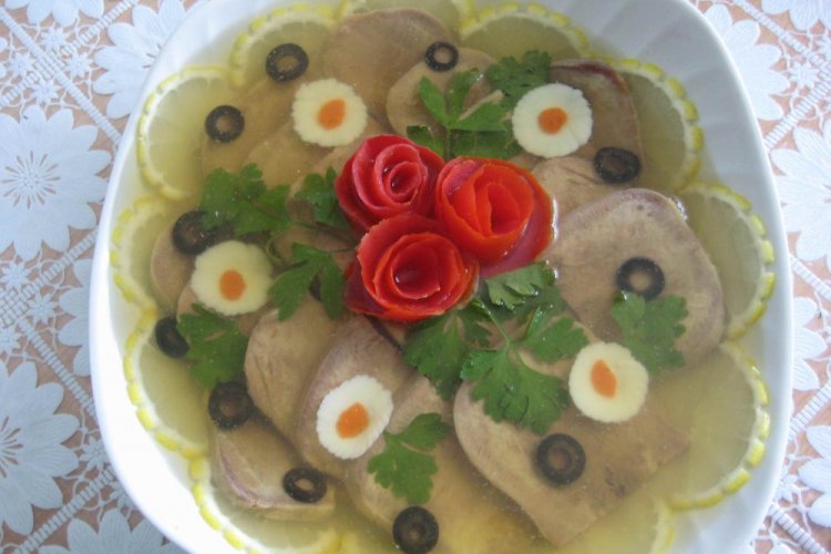 Заливное из языка с оливками и маслинами