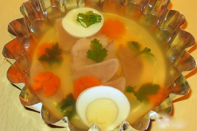 Заливное из говяжьего языка с яйцами