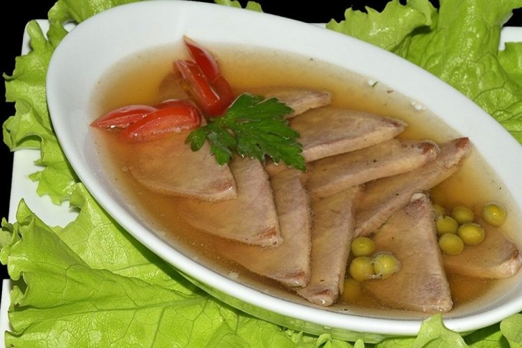 Заливное с зеленым горошком и болгарским перцем