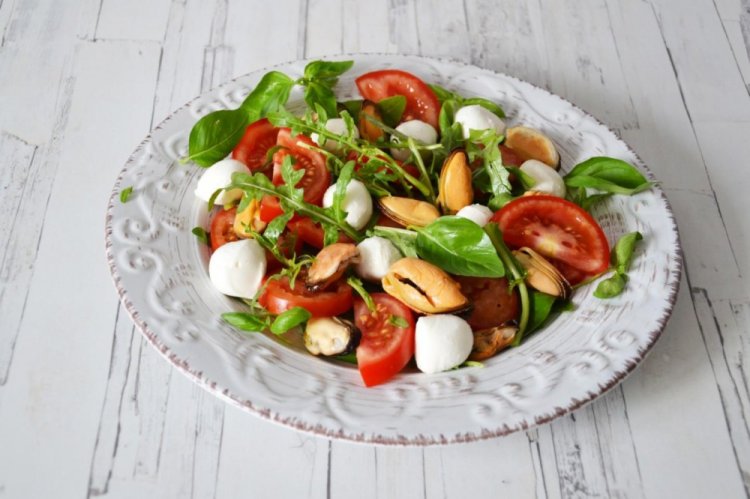 Салат с мидиями и моцареллой