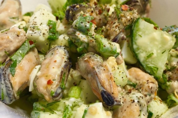 Салат с мидиями и огурцами