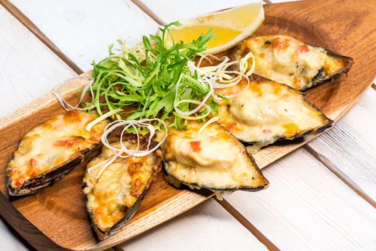 Мидии под сыром в духовке