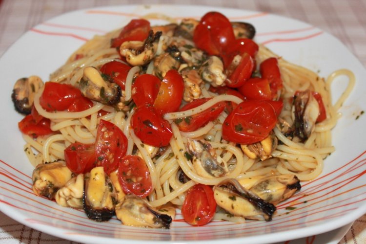 Паста с мидиями и помидорами