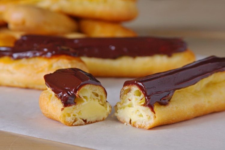 Эклеры со взбитыми сливками