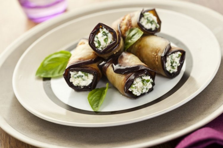 Рулетики из баклажанов с фетой и оливками