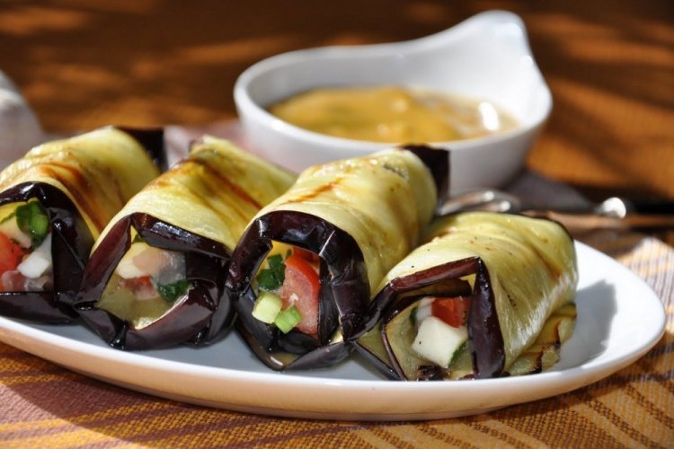 Рулетики из баклажанов с овощами и сыром